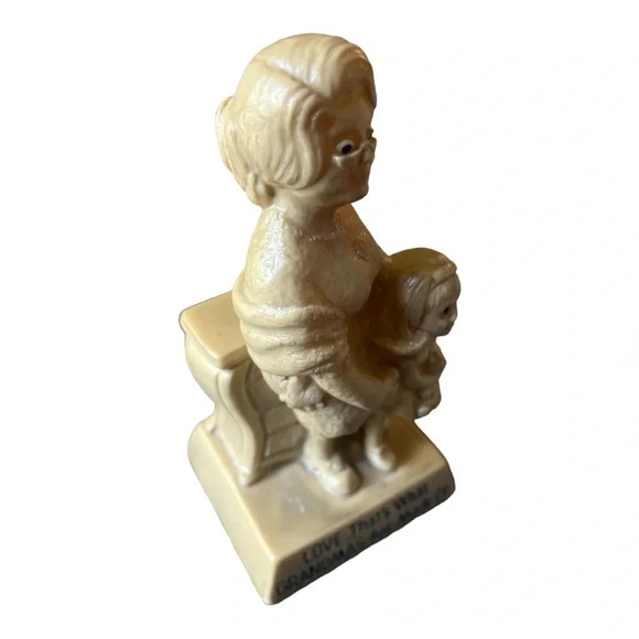 Vintage W & R Berries 1971 Statue “LOVE that’s What Grandma Are Made Of” #5 - Picture 2 of 10